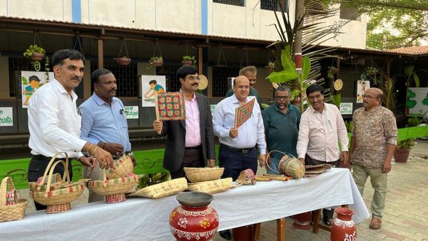 ಮತದಾರರ ಸ್ವಾಗತಕ್ಕೆ ಸಿದ್ಧವಾದ ಲಂಬಾಣಿ, ಯಾದವ ಸಂಪ್ರದಾಯದ ಸಾಂಪ್ರದಾಯಿಕ ಮತಗಟ್ಟೆಗಳು