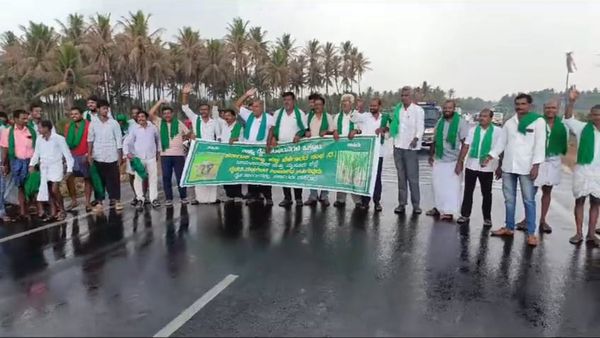 ಮಳೆ ನಡುವೆಯೇ ಬೆಂಗಳೂರು-ದಿಂಡಿಗಲ್ ರಾಷ್ಟ್ರೀಯ ಹೆದ್ದಾರಿ ತಡೆದು ರೈತರ ಪ್ರತಿಭಟನೆ