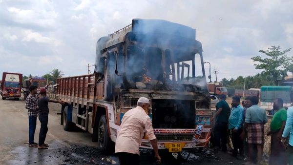 ಚಿತ್ರದುರ್ಗ: ರಾಷ್ಟ್ರೀಯ ಹೆದ್ದಾರಿಯಲ್ಲಿ ಎರಡು ಲಾರಿಗಳು ಧಗಧಗ