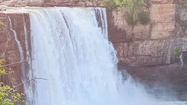 ಬಿರು ಬೇಸಿಗೆಯಲ್ಲೂ ಮೈದುಂಬಿ ಧುಮ್ಮಿಕ್ಕುತ್ತಿರುವ ಇತಿಹಾಸ ಪ್ರಸಿದ್ಧ ಗೋಕಾಕ್ ಫಾಲ್ಸ್‌-ಏನಿದು ಮೋಡಿ?