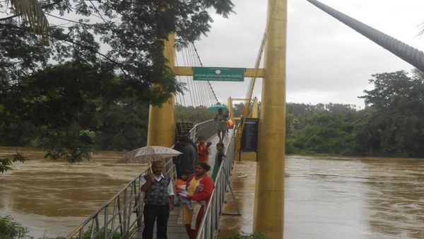 Madikeri: ತೆಪ್ಪದಕಂಡಿಯ ಜನರ ಬದುಕಿಗೆ ಆಸರೆ..ಈ ತೂಗು ಸೇತುವೆ!