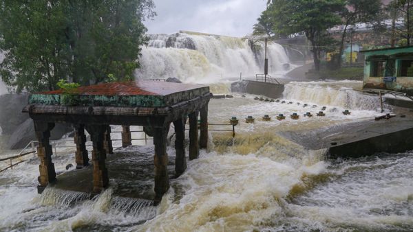 India weather: ಕೇರಳ, ಪಶ್ಚಿಮ ಬಂಗಾಳ, ಕರ್ನಾಟಕ ಸೇರಿ ಹಲವು ರಾಜ್ಯಗಳಲ್ಲಿ ಭಾರೀ ಮಳೆ ಮುನ್ನೆಚ್ಚರಿಕೆ
