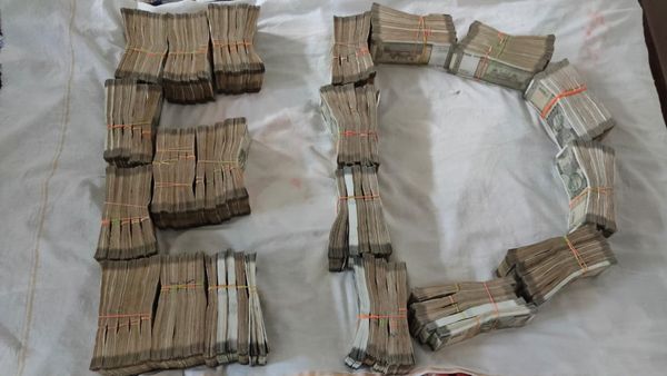 ವಿಡಿಯೋ: ಚುನಾವಣೆ ಸಮಯದಲ್ಲಿ ಇಡಿ ದಾಳಿ, ಹಣದ ರಾಶಿ ನೋಡಿ