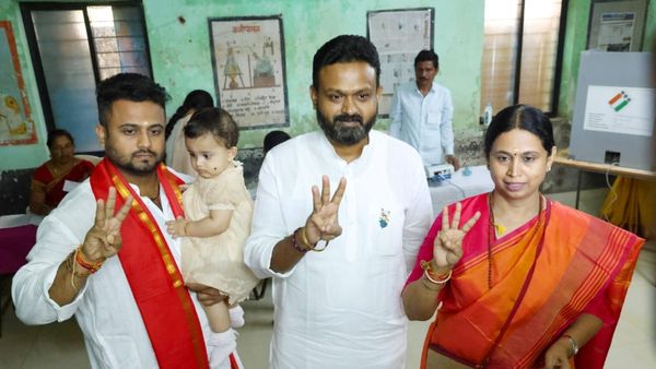 ಮೊಮ್ಮಗಳೊಂದಿಗೆ ಬಂದು ಮತ ಚಲಾಯಿಸಿದ ಸಚಿವೆ ಲಕ್ಷ್ಮೀ ಹೆಬ್ಬಾಳಕರ್