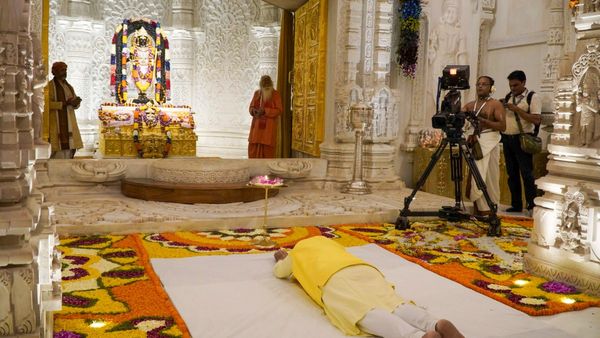 Modi Road Show in Ayodhya: ಅಯೋಧ್ಯೆಯಲ್ಲಿ ಪ್ರಧಾನಿ ನರೇಂದ್ರ ಮೋದಿ ಭರ್ಜರಿ ರೋಡ್ ಶೋ