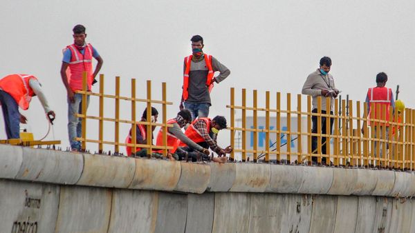 ಬೆಂಗಳೂರಲ್ಲಿ ವಿಳಂಬವಾಗುತ್ತಿದೆ ನಮ್ಮ ಮೆಟ್ರೋ ಕಾಮಗಾರಿ!