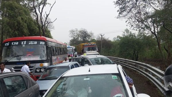 ಚಾಮರಾಜನಗರ: ರಸ್ತೆ ಮೇಲೆ ಉರುಳಿದ ಮರ; ಮೂರು ಗಂಟೆ ಭಾರಿ ಟ್ರಾಫಿಕ್