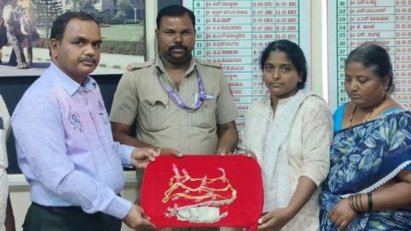 Gold-Cash Return: ಚಿನ್ನಾಭರಣ, ಹಣ ಹಿಂತಿರುಗಿಸಿ ಪ್ರಾಮಾಣಿಕತೆ ಮೆರೆದ ಬಸ್ ಕಂಡಕ್ಟರ್