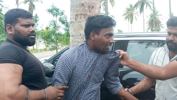 Mandya: ಕಾರಿನಲ್ಲಿದ್ದ ₹7 ಲಕ್ಷ ಕದಿಯಲು ಯತ್ನ; ಹಿಡಿದು ಥಳಿಸಿದ ಸಾರ್ವಜನಿಕರು