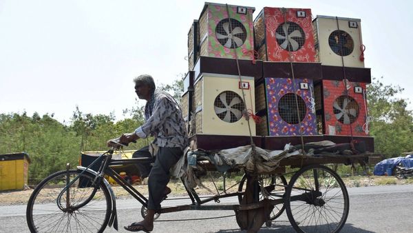 Karnataka Temperature: ರಾಜ್ಯದ ಹಲವು ಭಾಗಗಳಲ್ಲಿ 45 ಡಿಗ್ರಿ ಸೆಲ್ಸಿಯಸ್ ದಾಟಿದ ತಾಪಮಾನ, ಹೆಚ್ಚಿದ ವಿದ್ಯುತ್ ಬೇಡಿಕೆ