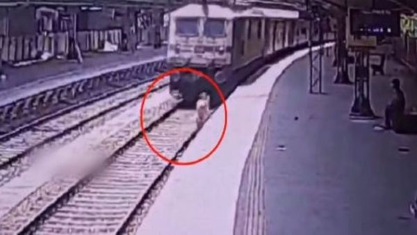 Woman Jumps In Front Of Train:: ಪ್ರಿಯಕರನನ್ನು ಹೆದರಿಸಲು ಹೋಗಿ ಪ್ರಾಣ ಕಳೆದುಕೊಂಡ ಮಹಿಳೆ- ವಿಡಿಯೋ