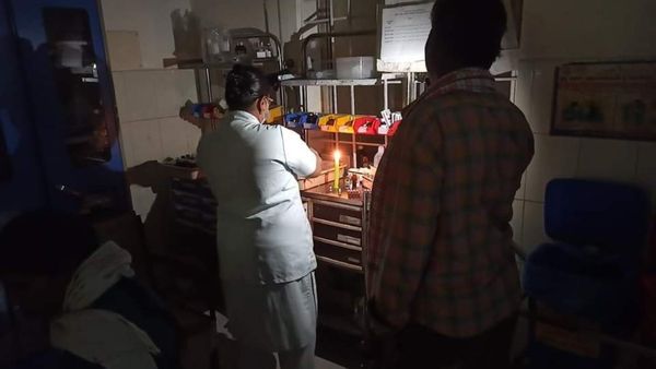 ಚಿತ್ರದುರ್ಗ: ಕತ್ತಲಲ್ಲಿ ಕ್ಯಾಂಡಲ್ ಹಿಡಿದು ಚಿಕಿತ್ಸೆ ನೀಡ್ತಾರೆ.. ಇದೆಂಥಾ ಸರ್ಕಾರಿ ಆಸ್ಪತ್ರೆ?: ರೋಗಿಗಳ ಆಕ್ರೋಶ.!