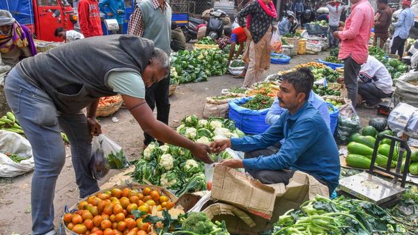 vegetables Price: ಚಿನ್ನದಂತೆ ದಿನ ದಿನಕ್ಕೂ ದುಬಾರಿಯಾಗುತ್ತಿದೆ ತರಕಾರಿ!, ಕೊಳ್ಳುವುದು ಹೇಗಪ್ಪ?