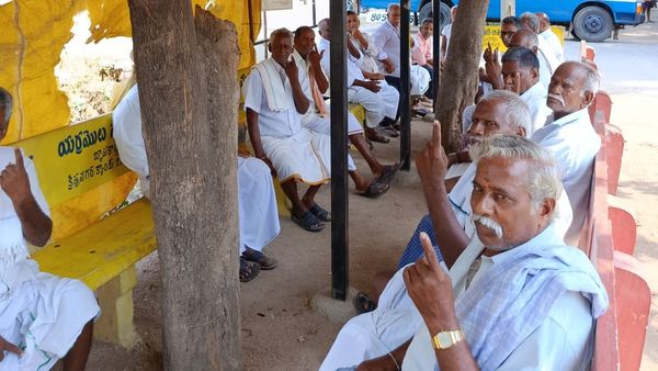 ಬಳ್ಳಾರಿ: ಅಧಿಕಾರಿಗಳ ಸಂಧಾನ, ಬಹಿಷ್ಕಾರ ಬಿಟ್ಟು ಜನರ ಮತದಾನ