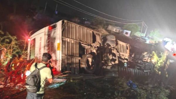 VRL Bus Accident: ಬೆಂಗಳೂರಿಗೆ ಬರುತ್ತಿದ್ದ ವಿಆರ್‌ಎಲ್‌ ಬಸ್‌ ಪಲ್ಟಿ: ಇಬ್ಬರು ಸಾವು