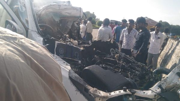 ಚಿತ್ರದುರ್ಗ: ಫಾರ್ಚೂನರ್ ಕಾರು & ಲಾರಿ ನಡುವೆ ಭೀಕರ ಅಪಘಾತ, ಸ್ಥಳದಲ್ಲೇ ಮೂವರು ಸಾವು