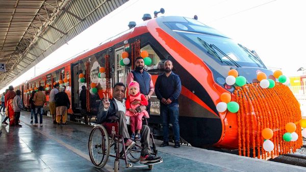 Vande Bharat Express: ಬೆಂಗಳೂರು-ಮಧುರೈ ಪ್ರಯಾಣಿಕರಿಗೆ ಸಿಹಿಸುದ್ದಿ; ವಂದೇ ಭಾರತ್ ಎಕ್ಸ್‌ಪ್ರೆಸ್ ವಿಶೇಷ ರೈಲು ಆರಂಭ 