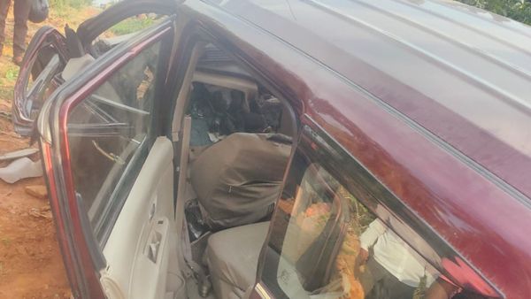 ಗುಂಡ್ಲುಪೇಟೆ: ಹಳ್ಳಕ್ಕೆ ನುಗ್ಗಿದ ಪ್ರವಾಸಿಗರ ಕಾರು, ನಾಲ್ವರಿಗೆ ಗಾಯ