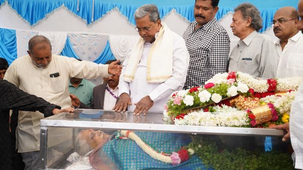 ಕಮಲಾ ಹಂಪನಾ ಅವರ ಅಂತಿಮ ದರ್ಶನ ಪಡೆದ ಸಿಎಂ ಸಿದ್ದರಾಮಯ್ಯ