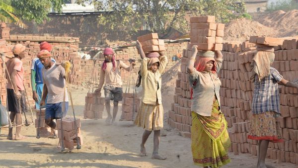 ಕಟ್ಟಡ ಕಾರ್ಮಿಕ ಮಂಡಳಿ ಅಧಿಕಾರಿಗಳಿಗೆ ಹೈಕೋರ್ಟ್ ತರಾಟೆ