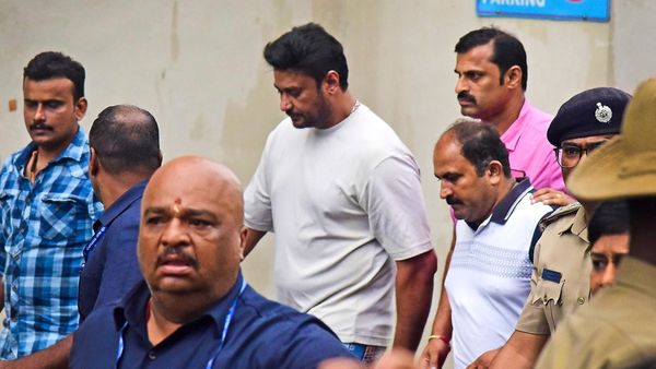 8 ಆರೋಪಿಗಳು ದರ್ಶನ್ ಭೇಟಿಯಾಗಿದ್ದೇ ಪೊಲೀಸ್ ಠಾಣೆಯಲ್ಲಿ!