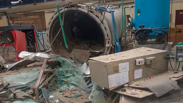 ಗ್ಲಾಸ್‌ ಫ್ಯಾಕ್ಟರಿಯಲ್ಲಿ ಭಾರೀ ಸ್ಫೋಟ: 5 ಜನರ ಸಾವು