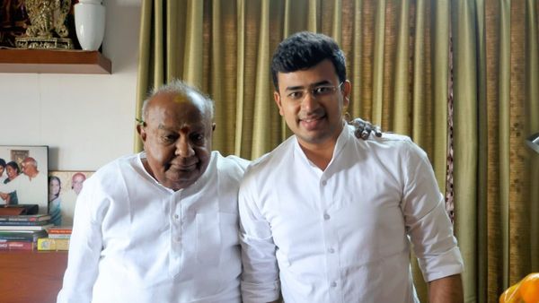 ಗೆಲುವಿನ ಬಳಿಕ ಎಚ್‌.ಡಿ.ದೇವೇಗೌಡರ ಆಶೀರ್ವಾದ ಪಡೆದ ತೇಜಸ್ವಿ ಸೂರ್ಯ