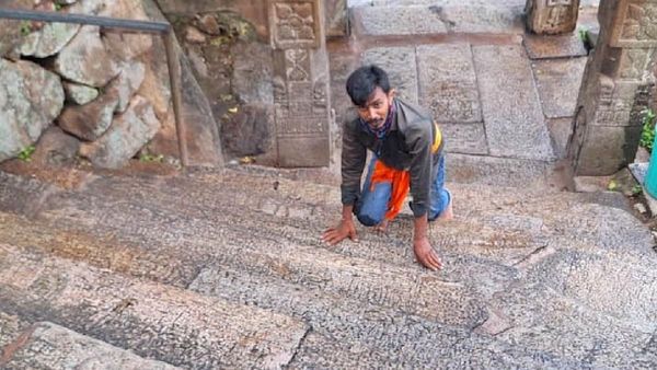 HD Kumaraswamy: ಮೇಲುಕೋಟೆಯಲ್ಲಿ ಮಂಡಿಗಾಲಿನಲ್ಲಿ 400 ಮೆಟ್ಟಿಲು ಹತ್ತಿ ಹರಕೆ ತೀರಿಸಿದ ಎಚ್‌ಡಿಕೆ ಅಭಿಮಾನಿ