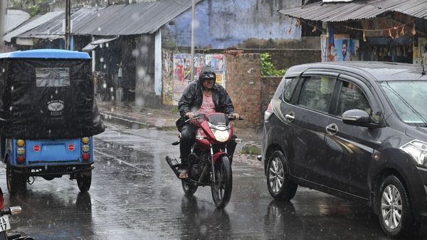 Karnataka Rain: ಈ ಜಿಲ್ಲೆಗಳಿಗೆ ಯೆಲ್ಲೋ ಅಲರ್ಟ್ ಘೋಷಣೆ; ಮನೆಯಿಂದ ಹೊರಬರುವ ಮುನ್ನ ಹುಷಾರ್!