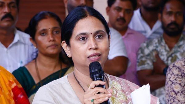 ಕೊನೆಗೂ ಉಡುಪಿಯತ್ತ ಲಕ್ಷ್ಮೀ ಹೆಬ್ಬಾಳ್ಕರ್: ಅಧಿಕಾರಿಗಳೊಂದಿಗೆ ಮಹತ್ವ ಸಭೆ