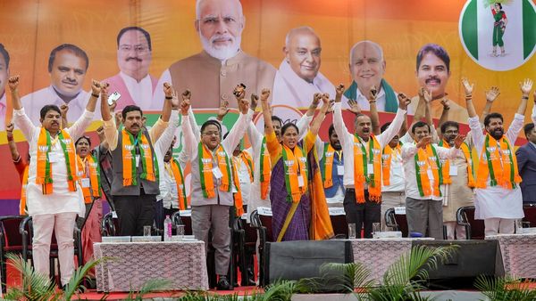 Karnataka Lok Sabha Exit Poll Result 2024 : ಕೈ ಕೊಡ್ತಾ ಕಾಂಗ್ರೆಸ್ ಗ್ಯಾರಂಟಿ ಲೆಕ್ಕಾಚಾರ? ಮತ್ತೆ ಅರಳಲಿದ್ಯಾ ಕಮಲ!?