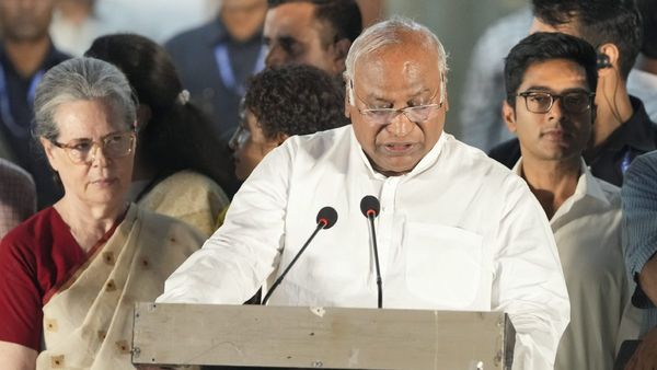 ಸರಿಯಾದ ಸಮಯಕ್ಕೆ ಕಾಯುತ್ತೇವೆ; ಮಲ್ಲಿಕಾರ್ಜುನ ಖರ್ಗೆ