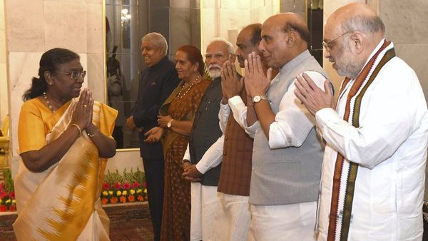 ನಿರ್ಗಮಿತ ಪ್ರಧಾನಿ ಮತ್ತು ಸಚಿವರಿಗೆ ರಾಷ್ಟ್ರಪತಿ ದ್ರೌಪದಿ ಮುರ್ಮು ಔತಣಕೂಟ