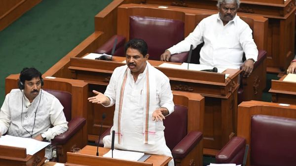 ಪ್ರತಿಪಕ್ಷದ ಮೊದಲ ಸಾಲು ನೋಡಿ ಮುಗುಳ್ನಕ್ಕ ಕಾಂಗ್ರೆಸ್ ನಾಯಕರು!