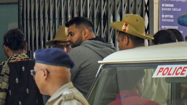 ಪ್ರಜ್ವಲ್ ರೇವಣ್ಣಗೆ ಸಂಕಷ್ಟ; ಜೈಲಿನಿಂದ ಕರೆದುಕೊಂಡು ಹೋದ ಎಸ್‌ಐಟಿ