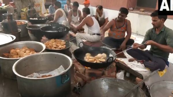 ಲೋಕಸಭೆ ಚುನಾವಣೆ ಫಲಿತಾಂಶಕ್ಕೂ ಮುನ್ನ ಬಿಜೆಪಿ ಕೇಂದ್ರ ಕಚೇರಿಯಲ್ಲಿ ಪೂರಿ ಮತ್ತು ಸಿಹಿತಿಂಡಿ ತಯಾರಿ