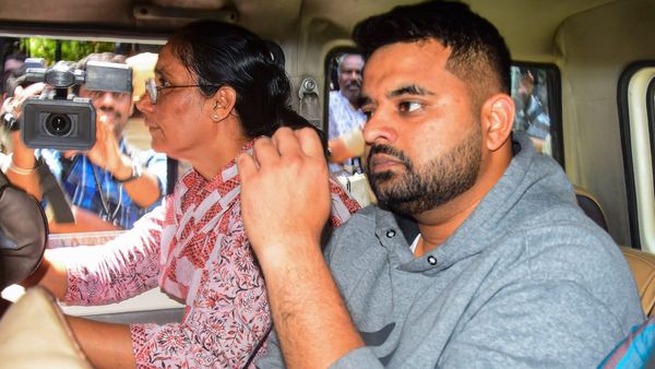 Prajwal Revanna: ಪ್ರಜ್ವಲ್ ರೇವಣ್ಣ ಜೊತೆಗೆ ಹೊಳೆನರಸೀಪುರ ಮನೆಗೆ ತೆರಳಿ ಪರಿಶೀಲನೆ ನಡೆಸಿದ ಎಸ್‌ಐಟಿ