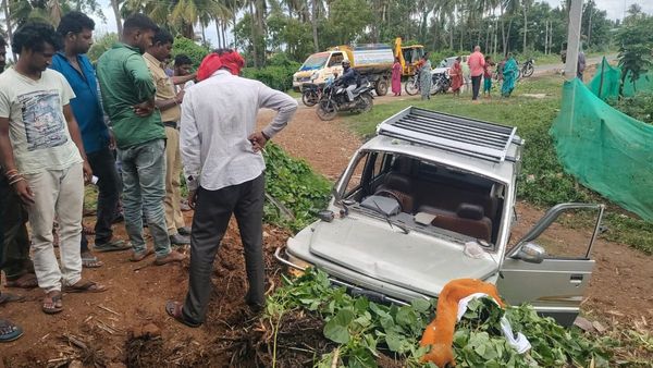 ಕೊಳ್ಳೇಗಾಲ ಸಮೀಪ ಹಳ್ಳಕ್ಕೆ ಉರುಳಿದ ಟಾಟಾ ಸುಮೋ: 11 ಮಂದಿಗೆ ಗಾಯ