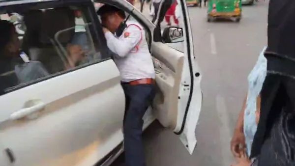 ಟ್ರಾಫಿಕ್ ಪೊಲೀಸ್‌ನನ್ನು ಎಳೆದೊಯ್ದ ಕಾರು ಚಾಲಕ- ವಿಡಿಯೋ ವೈರಲ್