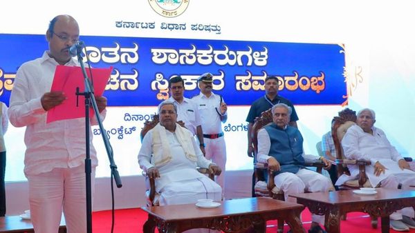 ತಂದೆಯ ಮುಂದೆ ಪರಿಷತ್ ಸದಸ್ಯರಾಗಿ ಡಾ. ಯತೀಂದ್ರ ಪ್ರಮಾಣ ವಚನ