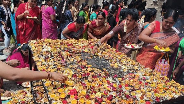Ashadha Friday: ಚಾಮರಾಜೇಶ್ವರನಿಗೆ ಮಹಿಳೆಯರೇ ನಿಂಬೆಹಣ್ಣಿನ ಆರತಿ ಬೆಳಗುವುದೇಕೆ ಗೊತ್ತಾ?