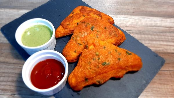 Banana Bread Bajji Recipe: ಮಳೆ ಮೋಡ ನಡುವೆ ಬಿಸಿ ಬಿಸಿ ಬಾಳೆಕಾಯಿ ಬ್ರೆಡ್ ಬಜ್ಜಿ ತಿಂದರೆ ಆಹಾ... ಅದ್ಬುತ!