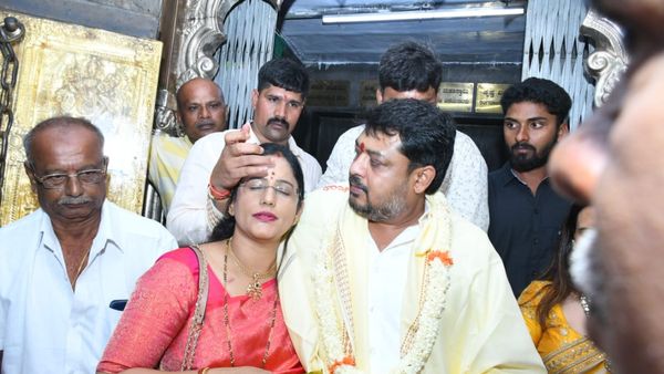 ಚಾಮುಂಡೇಶ್ವರಿ ತಾಯಿ ಮುಂದೆ ಮಹಿಳಾ ಅಧಿಕಾರಿ ಹಣೆಗೆ ಕುಂಕುಮ ಇಟ್ಟ ಸಂಸದ ಸುನೀಲ್ ಬೋಸ್