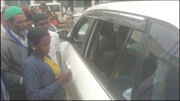 ಬಾರ್ ಬಂದ್ ಮಾಡ್ಸಿ ಸರ್, ಚಿಕ್ಕ ಮಕ್ಕಳು ಹಾಳಾಗುತ್ತಿದ್ದಾರೆ- ಸಚಿವರ ಮುಂದೆ ಬೇಡಿಕೊಂಡ ಮಹಿಳೆ