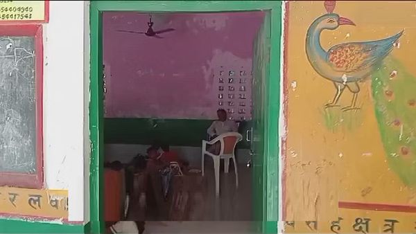 Video: ಮಕ್ಕಳ ಮುಂದೆ ಕುರ್ಚಿಯ ಮೇಲೆ ಕಾಲು ಚಾಚಿ ಗಾಢ ನಿದ್ದೆಗೆ ಜಾರಿದ ಟೀಚರ್!