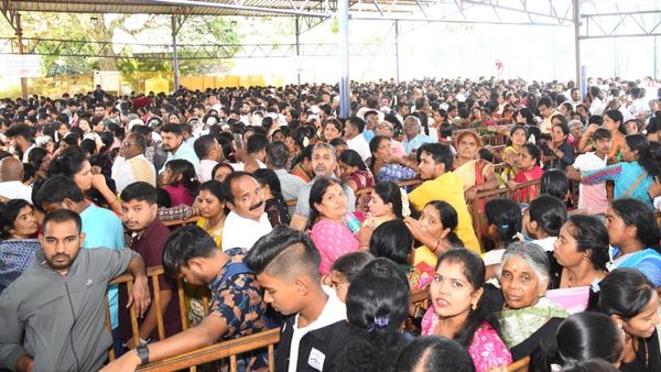 ಆಷಾಢ ಶುಕ್ರವಾರ; ಚಾಮುಂಡಿ ಬೆಟ್ಟಕ್ಕೆ ಹರಿದು ಬಂತು ಭಕ್ತಸಾಗರ