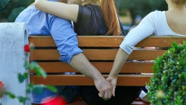 ದಾವಣಗೆರೆ: ಪೊಲೀಸಪ್ಪನ ಪೋಲಿಯಾಟ.. ಪತಿ ಪ್ರಿಯತಮೆ ಮನೆ ಮುಂದೆ ರೊಚ್ಚಿಗೆದ್ದ ಪತ್ನಿ ಮಾಡಿದ್ದಾದ್ರೂ ಏನು ಗೊತ್ತಾ?