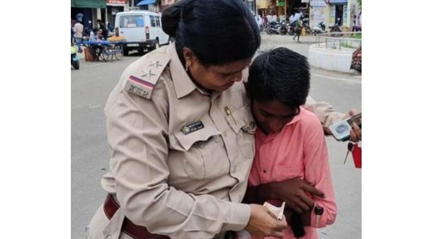 ಟ್ರಾಫಿಕ್‌ ರೂಲ್ಸ್‌ ಬ್ರೇಕ್‌: ದಂಡ ಕಟ್ಟಿಸಿಕೊಂಡ ಹಣವನ್ನು ವಿದ್ಯಾರ್ಥಿಗೆ ವಾಪಾಸ್‌ ನೀಡಿದ ಮಹಿಳಾ ಪಿಎಸ್‌ಐ-ಕಾರಣ ಏನು?