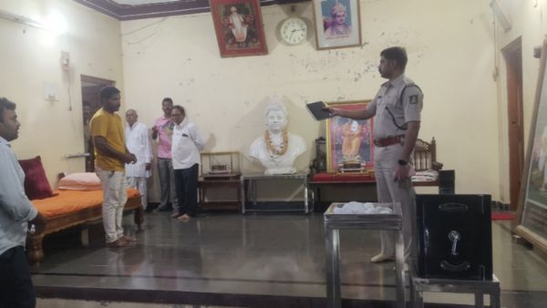 Raichur: ಭಕ್ತರ ಸೋಗಿನಲ್ಲಿ ಬಂದು ಮಠದಲ್ಲಿ ಕಳ್ಳತನ ಮಾಡಿ ಕಾಲ್ಕಿತ್ತಿದ ಕಳ್ಳರು