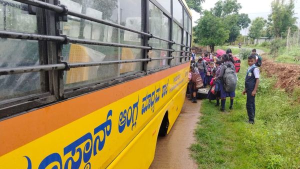 ಚಲಿಸುತ್ತಿದ್ದ ವೇಳೆ ಕಳಚಿದ ಶಾಲಾ ವಾಹನದ ಚಕ್ರಗಳು: ತಪ್ಪಿದ ಭಾರೀ ಅನಾಹುತ